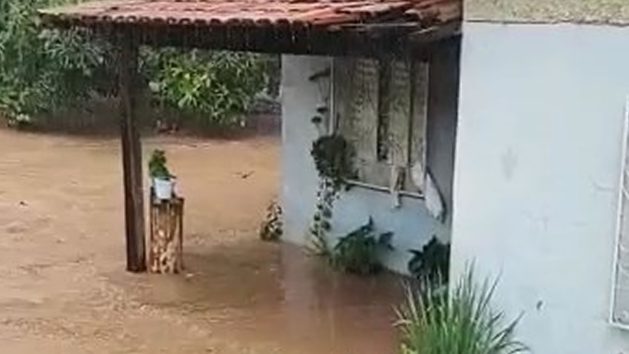 Casa fica alagada após forte chuva da última sexta-feira em João Pinheiro