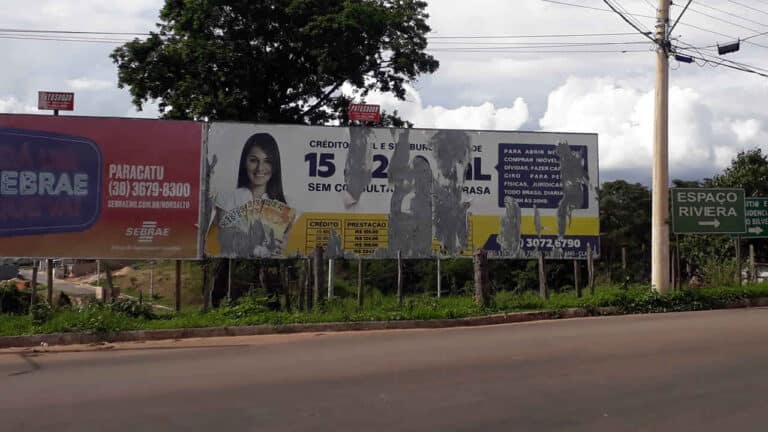 Golpistas alugam outdoors em João Pinheiro e Paracatu para fazerem novas vítimas com o falso empréstimo