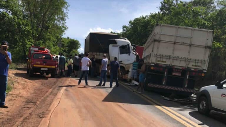 Cinco veículos se envolvem em grave acidente na MG-410 e interdita os dois sentidos da rodovia em Lagoa Grande