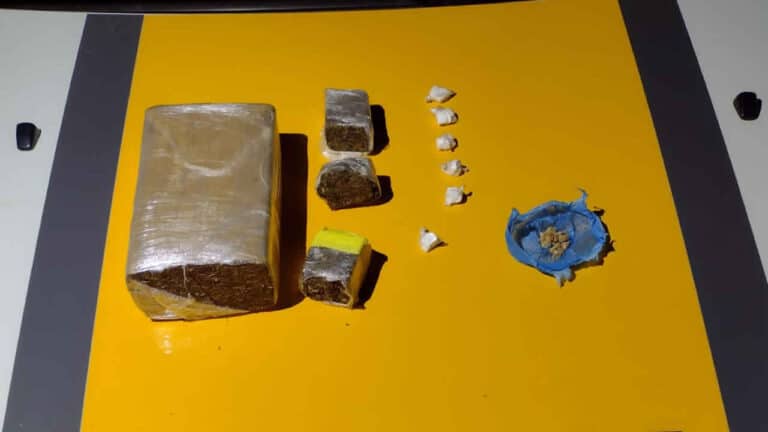 Motorista tenta fugir de blitz e acaba preso com mais de meio quilo de drogas em Brasilândia de Minas