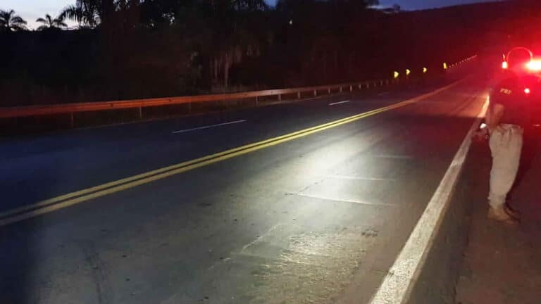 Motociclista sai da pista e bate em toco de árvore na BR-040 em São Gonçalo do Abaeté