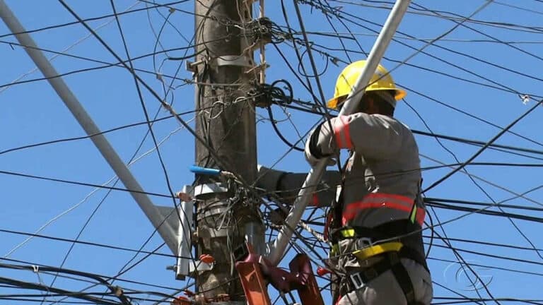 Aneel prevê que conta de luz vai subir 21% em 2022 por causa de rombo da crise hídrica