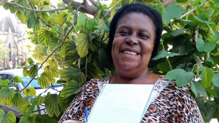 Superação: faxineira aprende a escrever aos 50 anos e vence concurso de poesia https://jpagora.com/superacao-faxineira-aprende-a-escrever-aos-50-anos-e-vence-concurso-de-poesia/