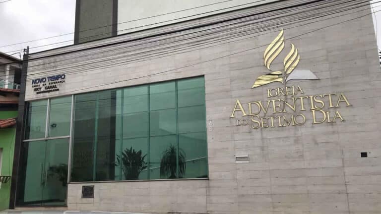 Mulher tenta enforcar criança até a morte em igreja sob ordem de 'forças malignas'; caso acometeu em Minas