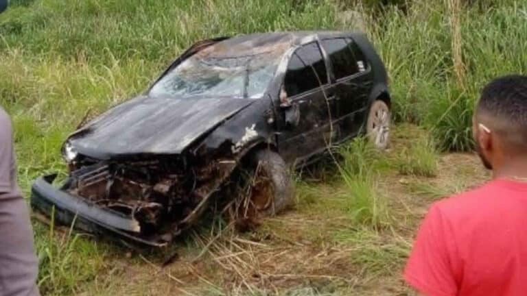 Motorista perde o controle e cai em ribanceira de mais de 5 metros no perímetro urbano da BR-040 em João Pinheiro