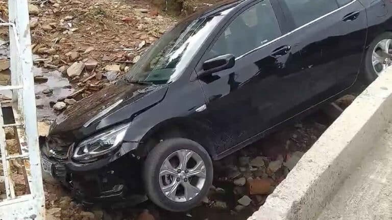Motorista é fechada por motociclista e cai em vala próximo ao Hiper Líder em João Pinheiro