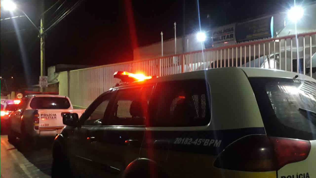 Bandidos assaltam casal que estava parado em carro no Bairro Floresta, em João Pinheiro