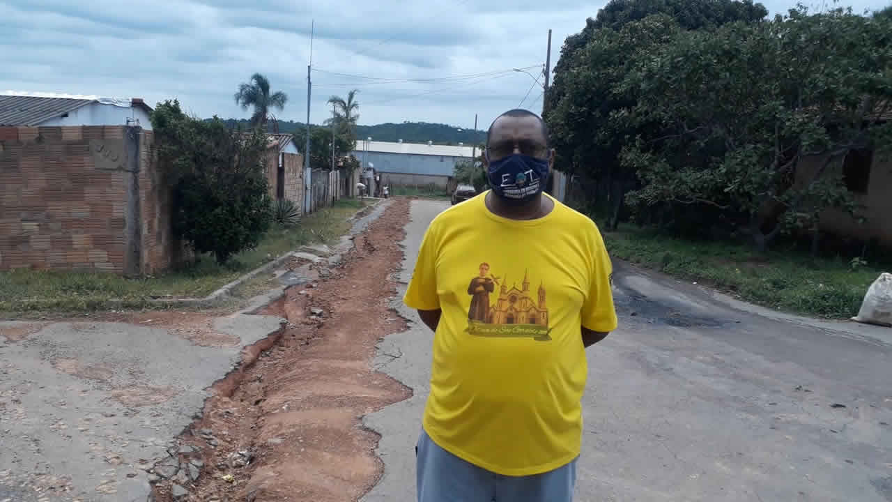Moradores reclamam de buraco causado por obras da COPASA em João Pinheiro