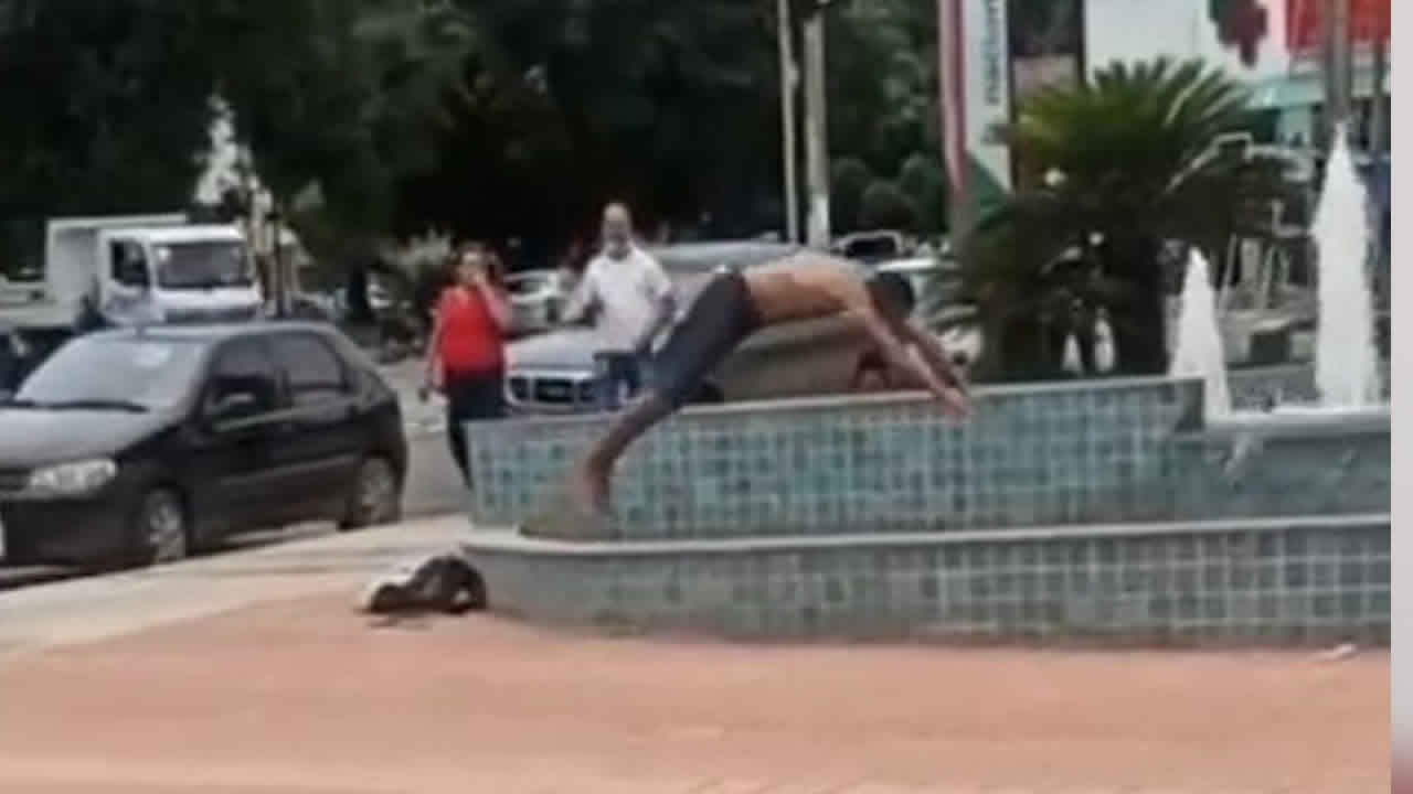 Homem é filmado mergulhando na fonte da Cidade de João Pinheiro; cena se tornou frequente nos últimos dias