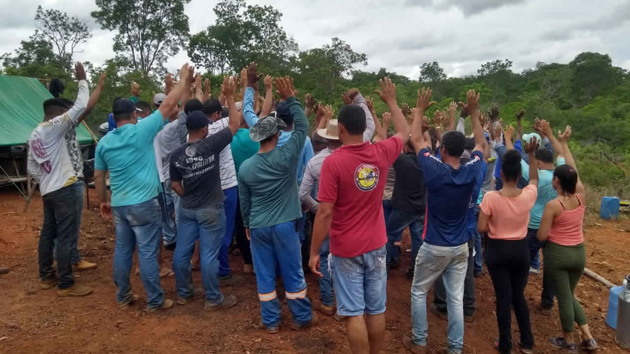 Famílias invadem terras em Brasilândia de Minas e PM é acionada para retirá-los do local
