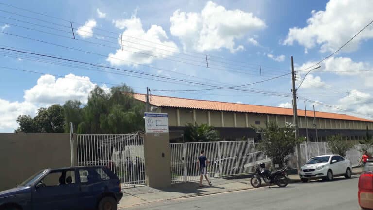 Após aluno testar positivo, E.E. Quintino Vargas suspende aulas de turma do oitavo ano vespertino em João Pinheiro