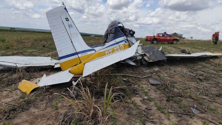 Avião pulverizador cai e piloto morre em lavoura na zona rural de João Pinheiro
