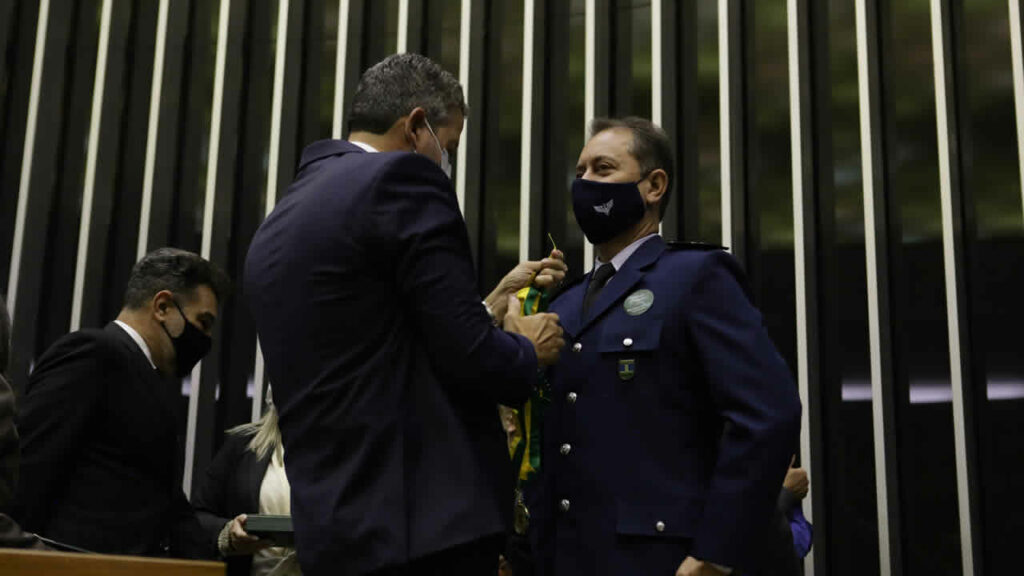 Pinheirense recebe maior honraria do Congresso Nacional ao lado de Jair Bolsonaro e Papa Francisco