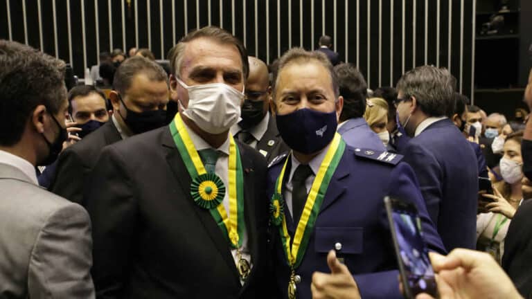 Pinheirense recebe maior honraria do Congresso Nacional ao lado de Jair Bolsonaro e Papa Francisco