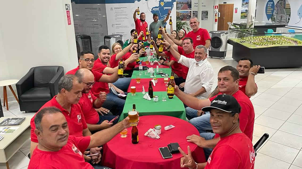 Caravana de natal da Coca-Cola passa por João Pinheiro e faz a alegria de crianças e adultos