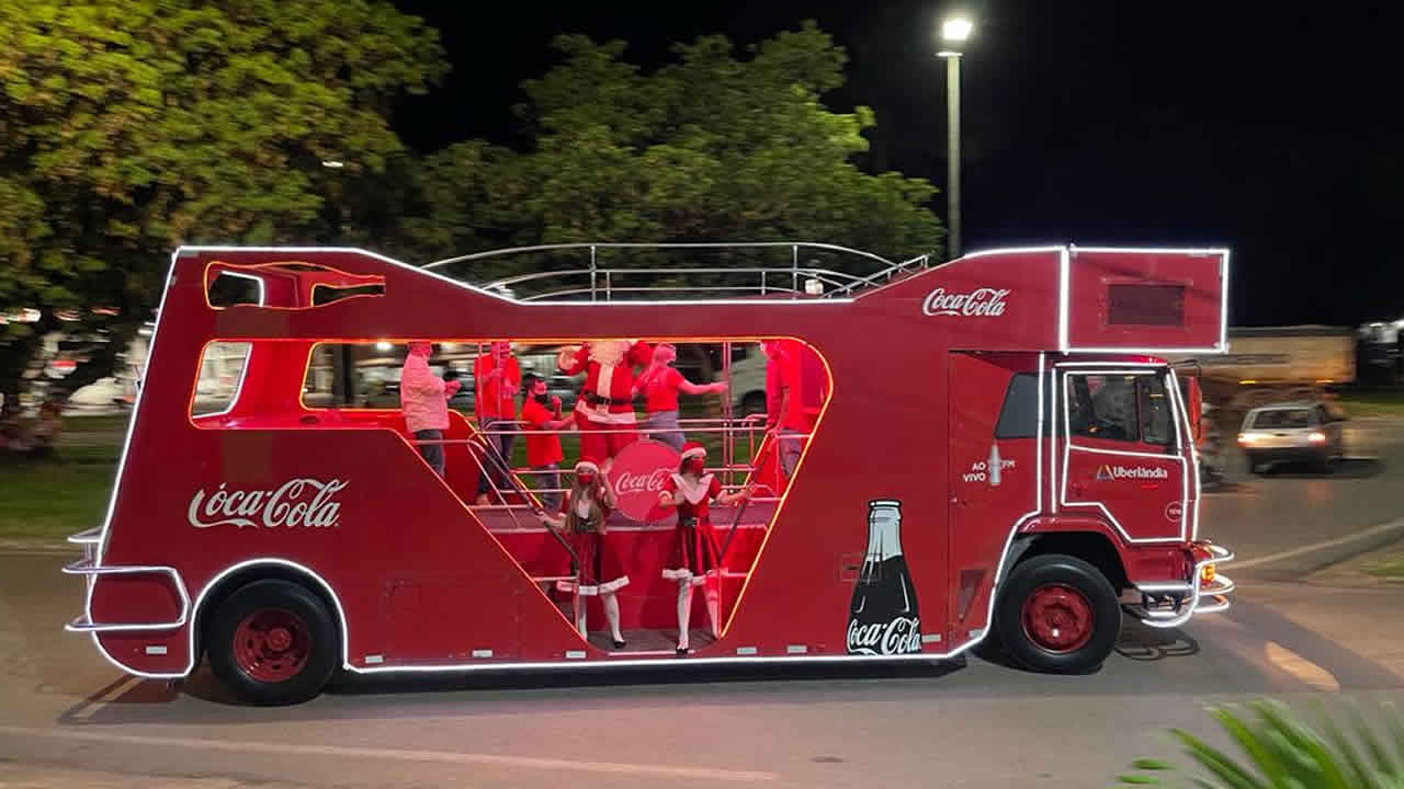 Caravana de natal da Coca-Cola passa por João Pinheiro e faz a alegria de crianças e adultos