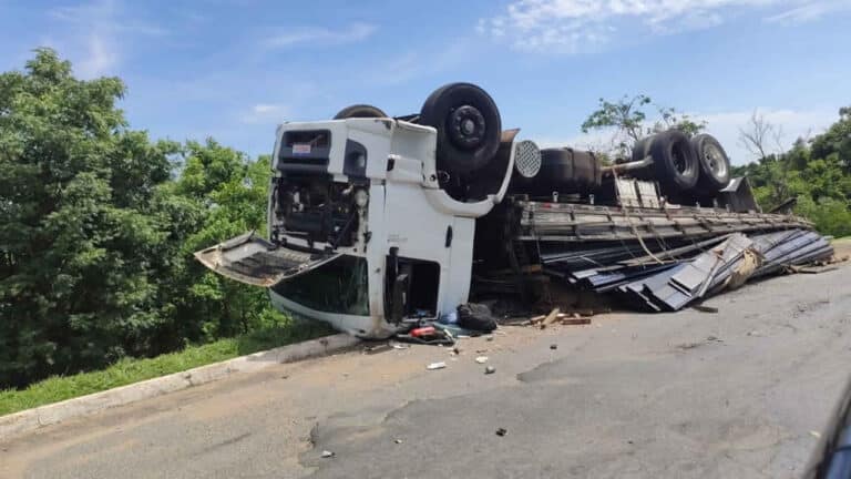 Caminhão capota no trevo de acesso da BR-040 com a MG-410 em João Pinheiro