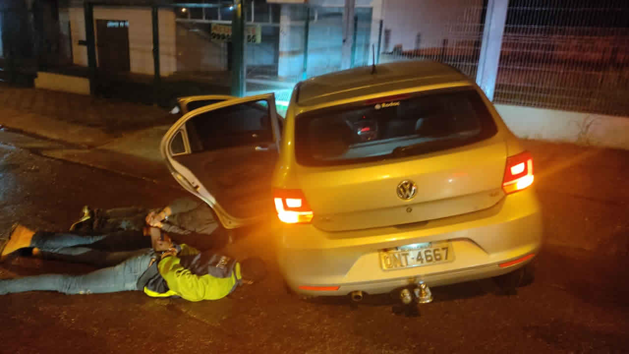 Veículo tomado de assalto em João Pinheiro é recuperado pela PM e três acabam presos