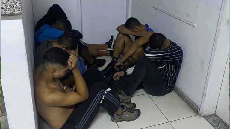29-11-21 membros da mafia azul atacam mulheres e crianças