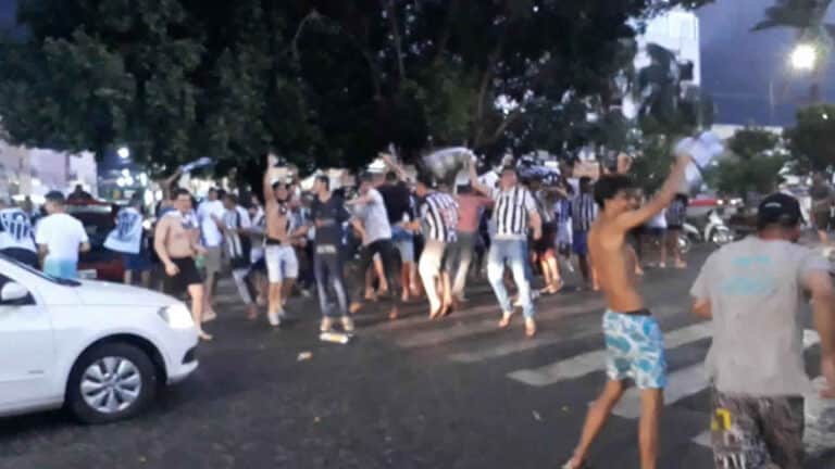 Torcedores do Atlético comemoram o título de campeão brasileiro em João Pinheiro
