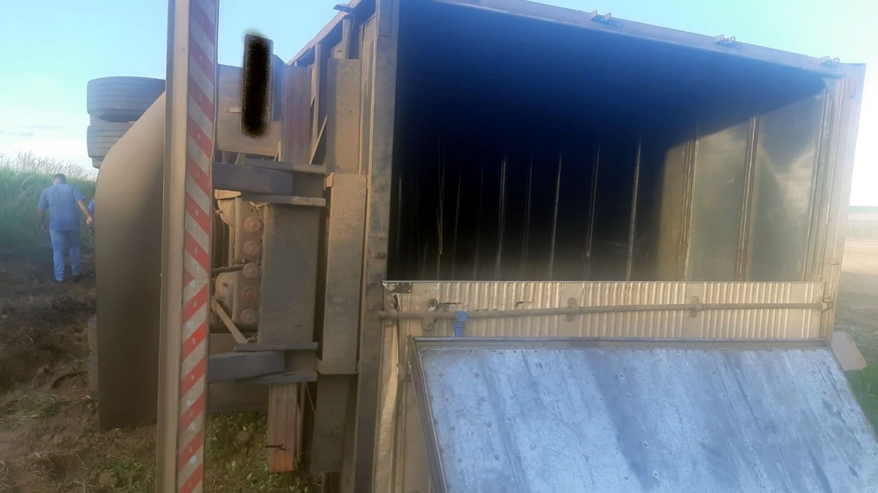 Caminhão carregado com eletrodomésticos e eletroeletrônicos tomba e é saqueado em João Pinheiro