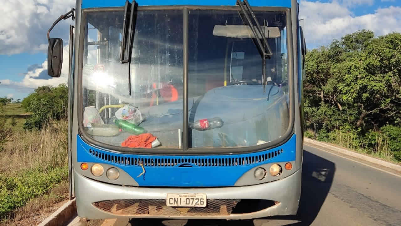 Professores da zona rural se envolvem em acidente com ônibus da prefeitura em João Pinheiro