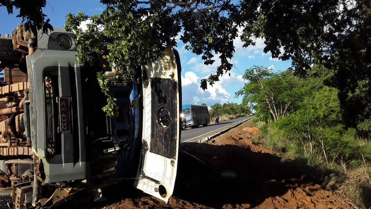 Professores da zona rural se envolvem em acidente com ônibus da prefeitura em João Pinheiro