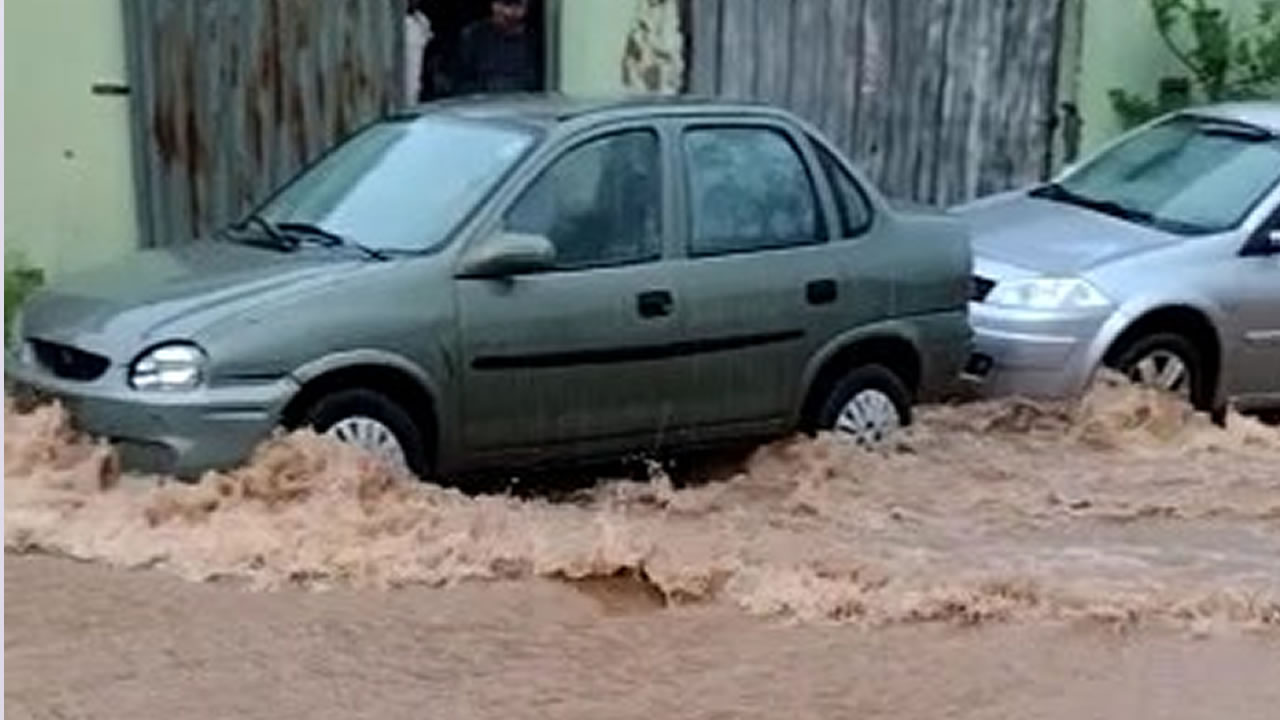 Forte chuva causa transtornos em diversos bairros de João Pinheiro; veja os vídeos