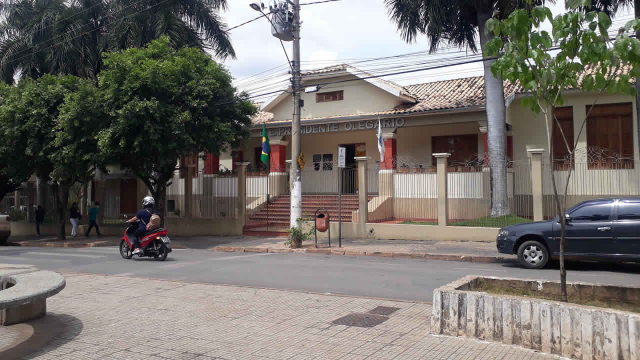 Escola Presidente Olegário suspende aulas do turno da manhã depois que alunos testaram positivo para Covid em João Pinheiro