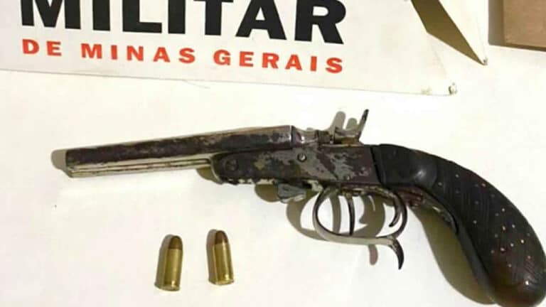 Polícia encontra arma escondida dentro de tênis e jovem de 18 anos acaba preso em Brasilândia de Minas