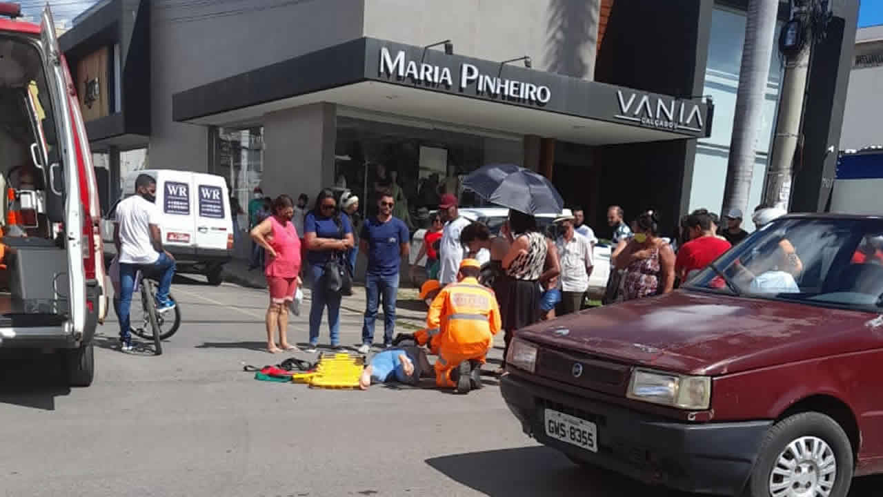 Corpo de Bombeiros de João Pinheiro socorre motociclista que sofreu acidente no Centro da cidade