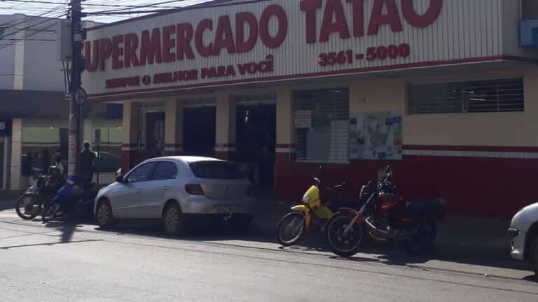 Homem demora demais em ida ao banheiro e dono de supermercado aciona o Corpo de Bombeiros: “peguei no sono”
