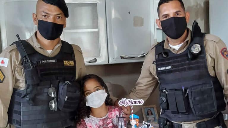 Polícia Militar comparece a festa de aniversário de pinheirense apaixonada pela instituição em João Pinheiro