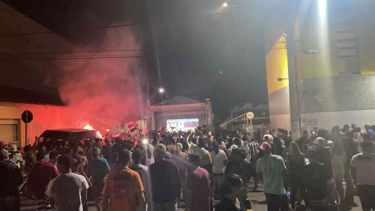 Atleticanos tomam as ruas de João Pinheiro e extravasam toda a alegria pela conquista da tríplice coroa