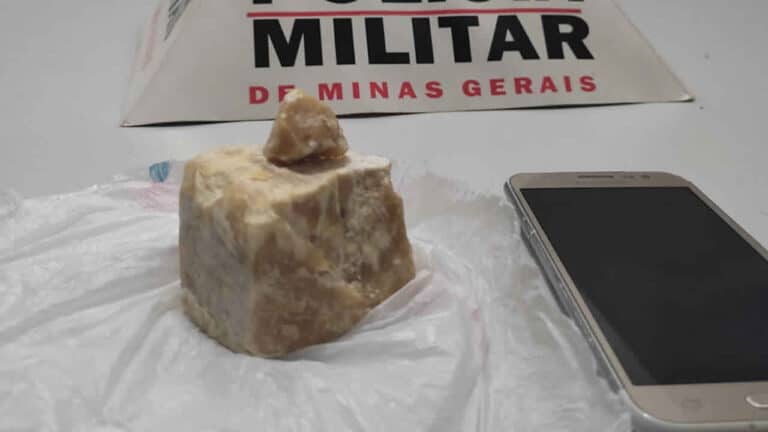 PM prende homem com grande pedra de crack em ônibus após denúncia anônima em Brasilândia de Minas