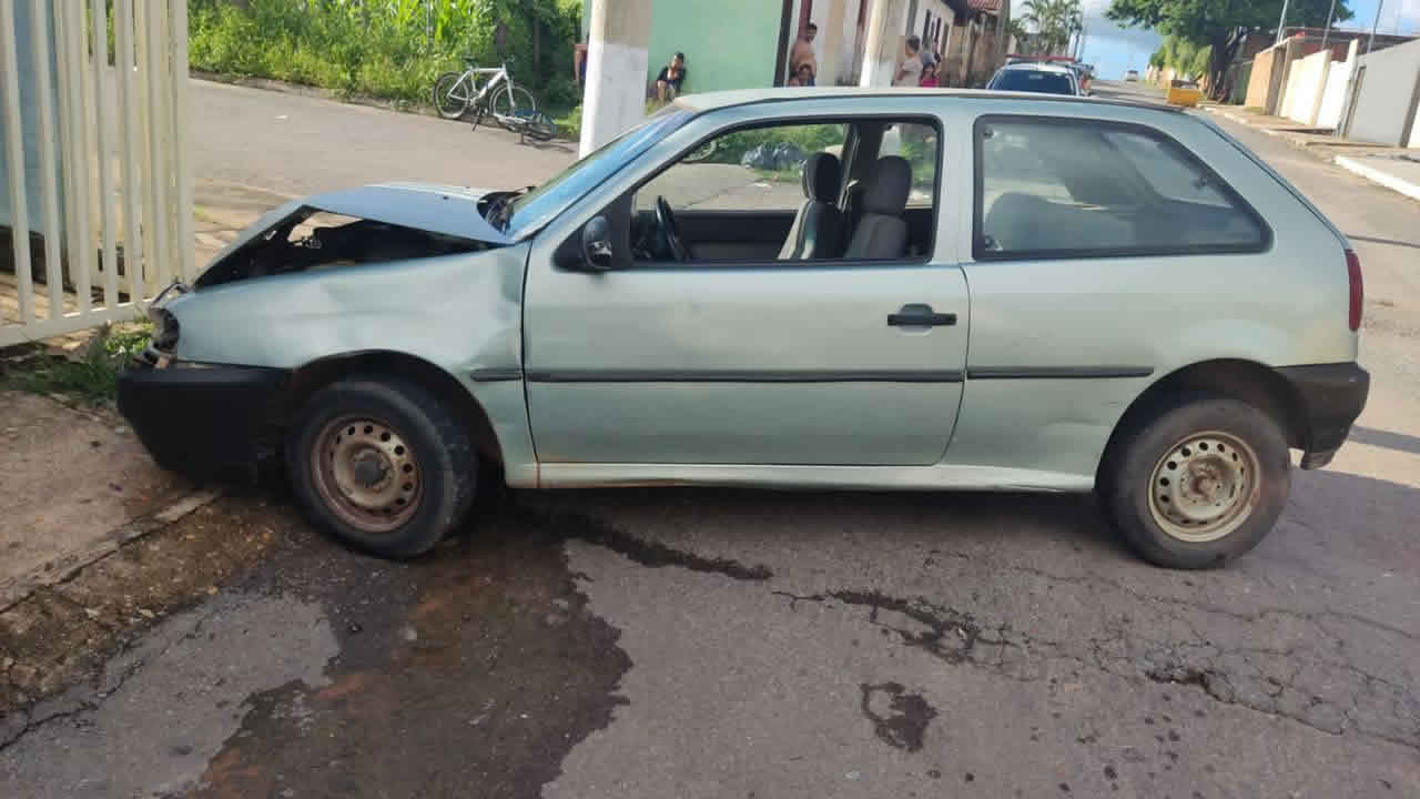 Motorista embriagado causa acidente e veículo derruba muro de residência no Bairro Alvorada em João Pinheiro