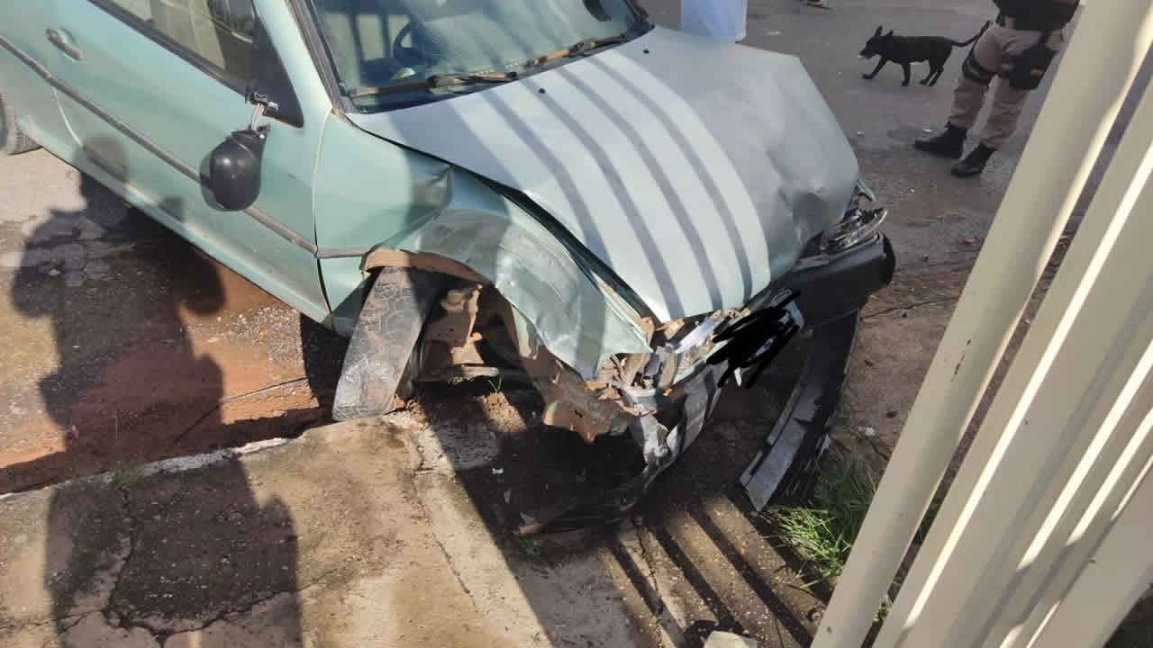 Motorista embriagado causa acidente e veículo derruba muro de residência no Bairro Alvorada em João Pinheiro