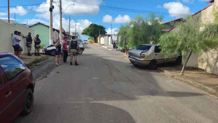Motorista embriagado causa acidente e veículo derruba muro de residência no Bairro Alvorada em João Pinheiro