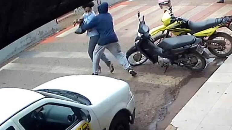 Câmera de segurança flagra bandido tentando roubar mais de R$100 mil de mulher no Centro de Paracatu