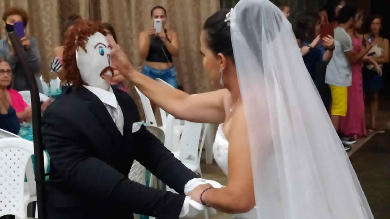 Mulher se casa com boneco de pano em cerimônia inusitada na cidade de Rio Paranaíba