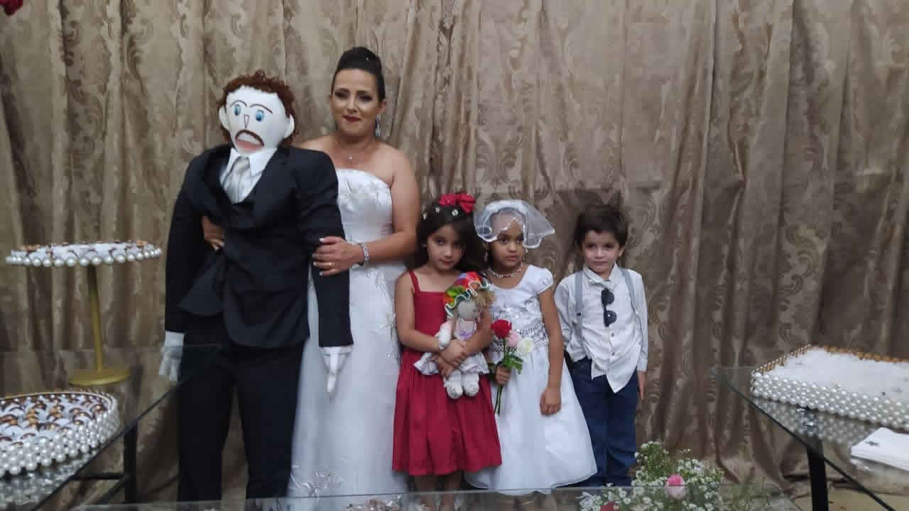 Mulher se casa com boneco de pano em cerimônia inusitada na cidade de Rio Paranaíba