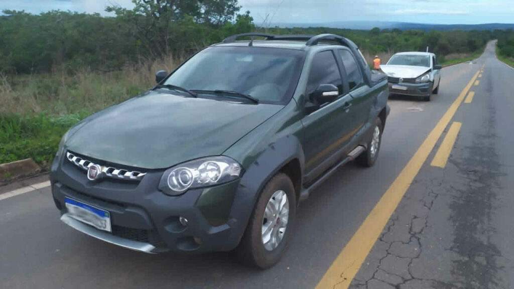 Motorista colide na traseira de veículo após tentativa de ultrapassagem na MG-181 em João Pinheiro