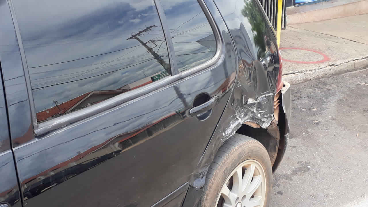 Motorista avança parada obrigatória e provoca mais um acidente no Centro de João Pinheiro