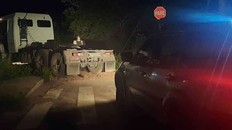 Homem conhecido no meio policial é preso ao ser flagrado dirigindo caminhão furtado em João Pinheiro