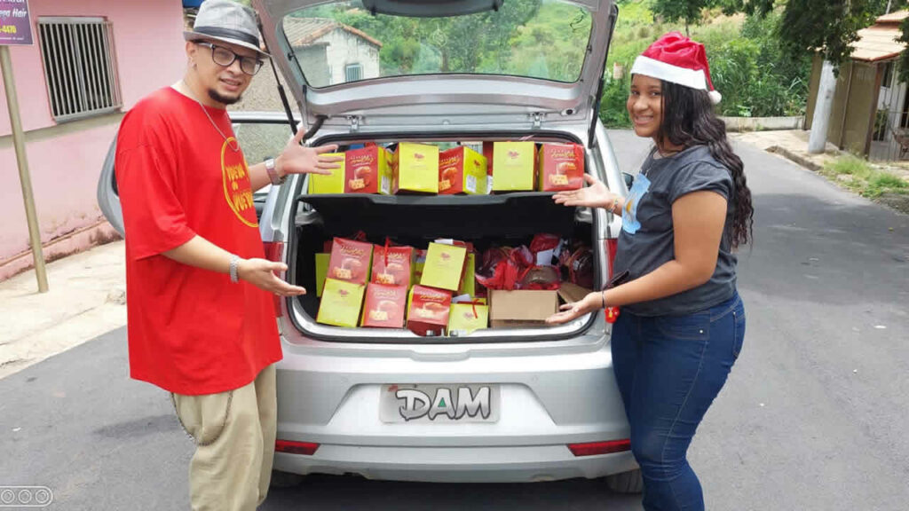 Rapper S.R. Dam realiza ação natalina e distribui panetones pelos bairros de João Pinheiro