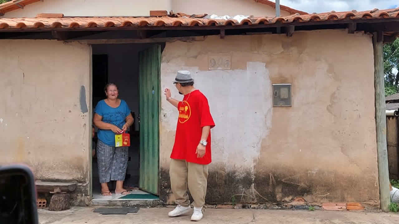 Rapper S.R. Dam realiza ação natalina e distribui panetones pelos bairros de João Pinheiro
