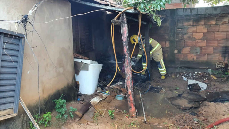 Fogo para combater insetos por pouco não incendeia residência no Bairro Aeroporto, em João Pinheiro