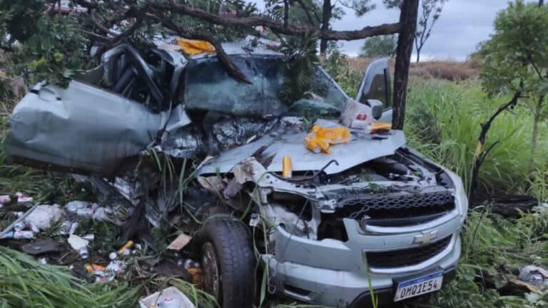 Pick-up cheia de cerveja saí da pista e condutora fica presa às ferragens; Bombeiros de João Pinheiro fizeram o resgate