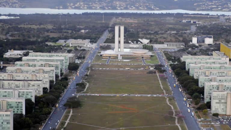 E aí, qual sua opinião? Fundo Eleitoral é maior do que recurso para compra de vacinas em 2022
