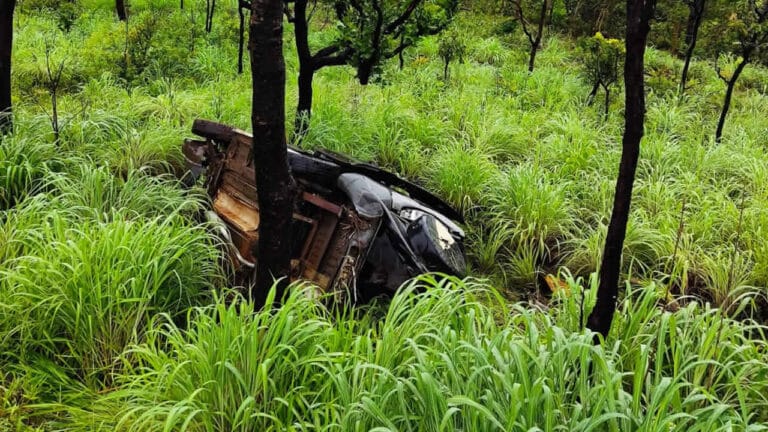 Após aquaplanagem, motorista capota para fora da pista na BR-040 em João Pinheiro